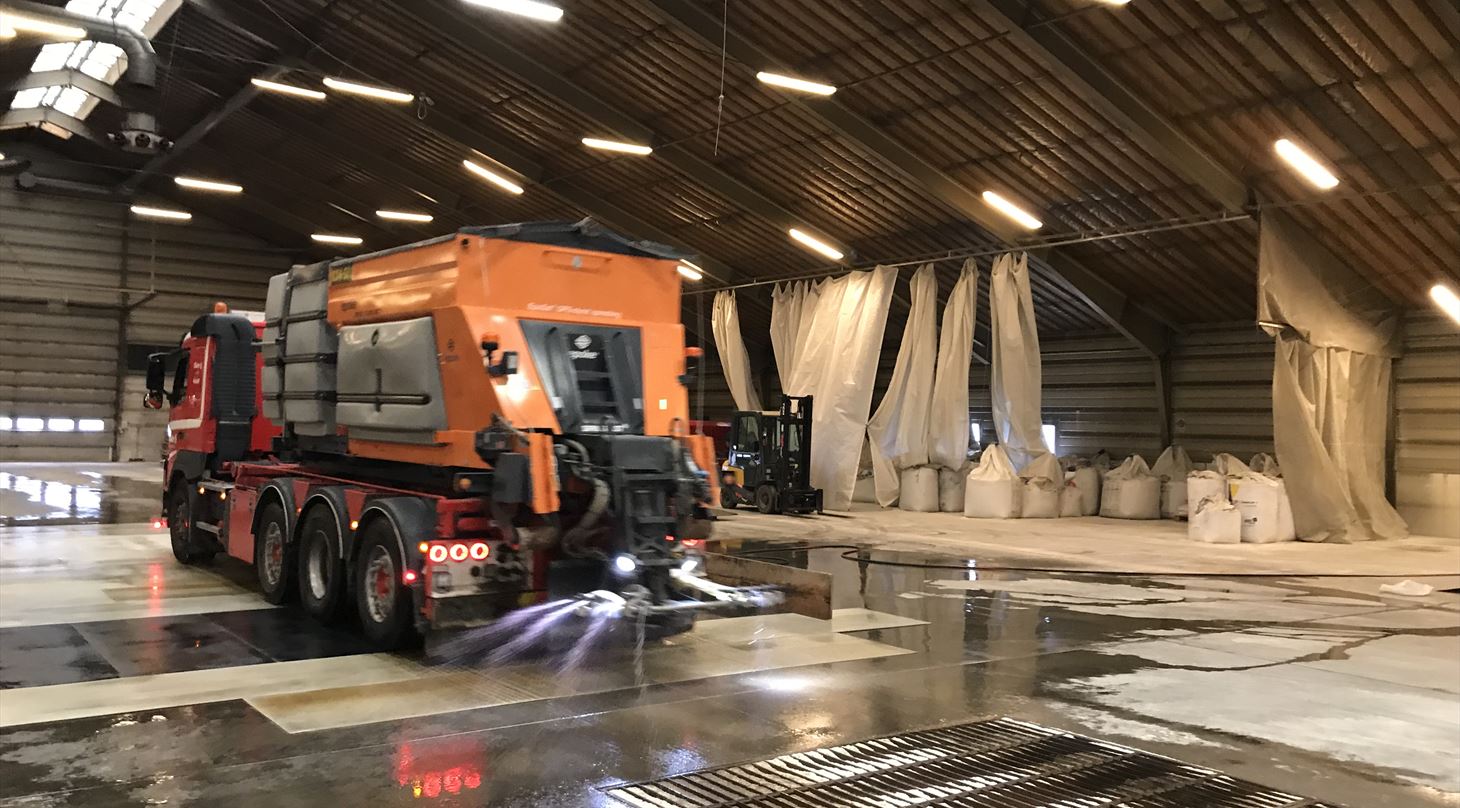 Test and evaluation of footpath and salt spreaders